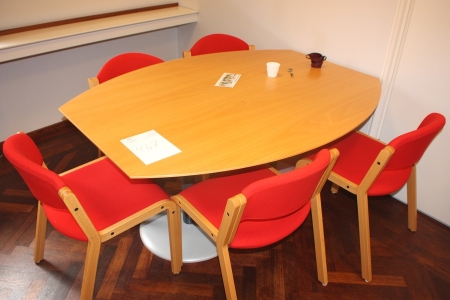 Bord med 5 stole i formspændt bøg med rødt betræk + 2 billeder på væg