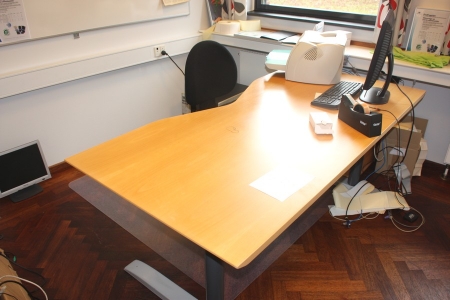 El hæve/sænke skrivebord, Ergolevel + skuffesektion + kontorstol, Labofa + køreplade + fladskærm, Dell + 2 affaldsstativer + whiteboard, ca. 2000 x 1200 mm