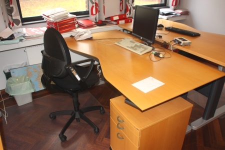 El hæve/sænkeskrivebord, Ergolevel + skuffesektion + kontorstol, Labofa + køreplade + fladskærm, Dell 