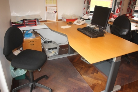 El hæve/sænkeskrivebord, Ergolevel + skuffesektion + kontorstol, Labofa + køreplade + fladskærm, Dell + tynd klient, WYSE