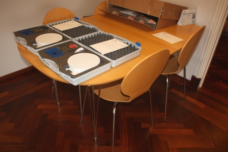 Extension table + 4 chairs