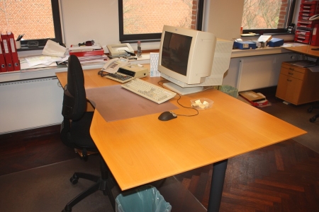 El hæve/sænkeskrivebord, Ergolevel + 3 x skuffesektion + kontorstol, Labofa + køreunderlag + regnemaskine + tynd klient, Igel + 3 fag bogreol, hylder (alt uden indhold af papir)