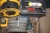 Transportvogn med indhold (3 kabeltromler, murbor, rørbukkesæt, aku-boremaskine, DeWalt + 2 batterier + lader + værktøjskasse med indhold (vinkelsliber, Makita med videre)