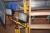 Værktøjsskab på væg med indhold: aku-boremaskine, DeWalt med 2 batterier og lader + arbejdslamper, målebånd, kabeltromle, træ-trappestige med videre
