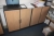 El-hæve/sænke skrivebord + kontorstol + printerbord + 4 x bogreol med låger + køreunderlag + rumdeler (alt uden indhold)