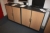 El-hæve/sænke skrivebord + kontorstol + printerbord + 4 x bogreol med låger + køreunderlag + rumdeler (alt uden indhold)