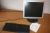 Skrivebord (uden indhold) + kontorstol + PC, Lenovo ThinkCentre + fladskærm, Lenovo