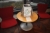Rundt bord med tidsskriftholder + 2 stole med rødt bolster