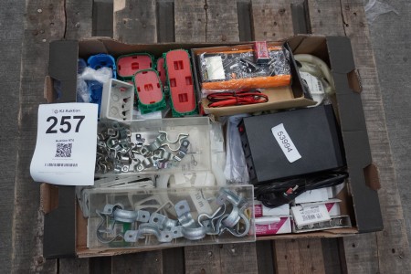 Box mit verschiedenen elektrischen Komponenten