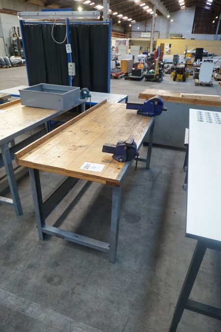 Work table with 2 pcs. vise