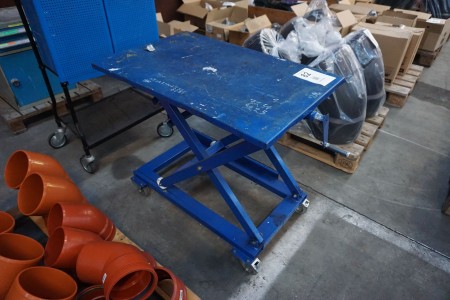 Workshop table with raise/lower function on wheels