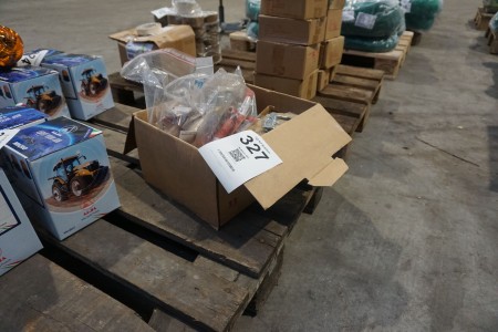 Lot of mousetraps, fittings, guns for compressor, etc.
