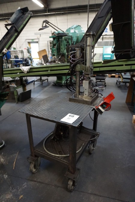 Hydraulic press mounted on table