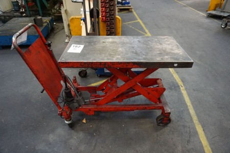 Lifting table/work table on wheels