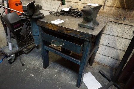 Welding table incl. vise
