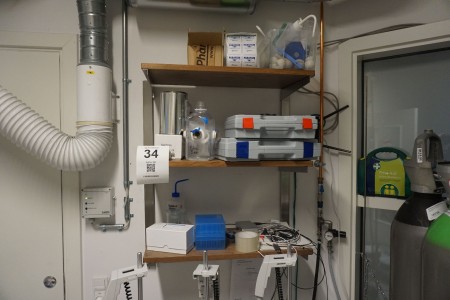 Indhold på 3 hylder af diverse laboratorie udstyr