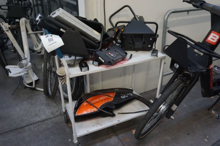 Rolltisch mit diversen Ersatzteilen für Elektrofahrräder