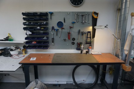 Werkstatttisch aus Holz mit Inhalt auf einem Werkstattbrett
