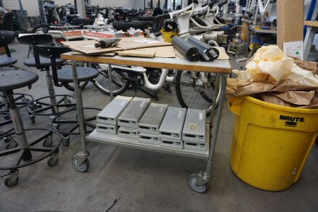Rolling table containing lots of batteries for electric bicycles