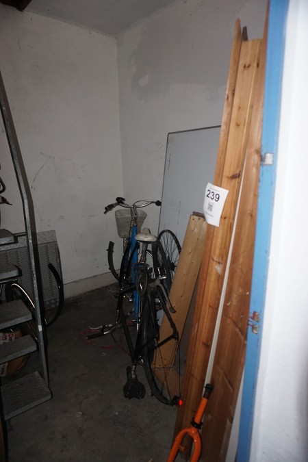 Indhold i rum af diverse cykeldele, døre, karme, whiteboards, mv.
