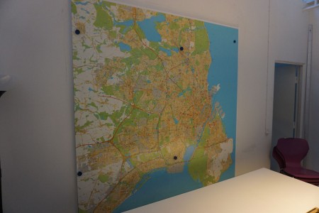 1 stk. whiteboard, 3 stk. glas tavler & kort over København