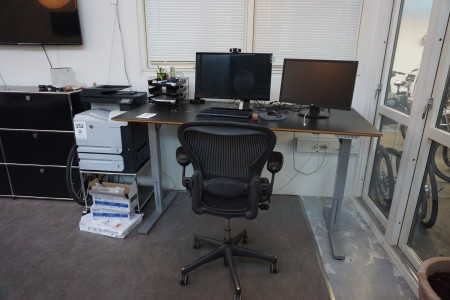 Hæve-/sænkebord inkl. ergonomisk kontorstol & 2 stk. computerskærme
