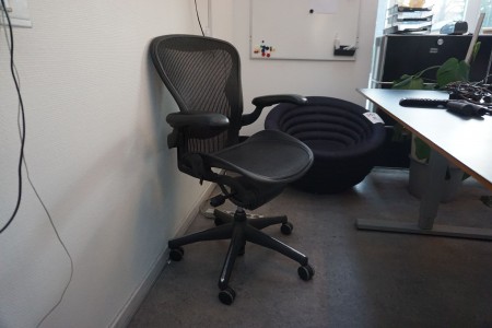 Raise/lower table incl. ergonomic office chair & 2 pcs. television, Phillips