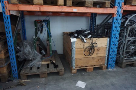 Large batch of connection units for batteries for electric bicycles