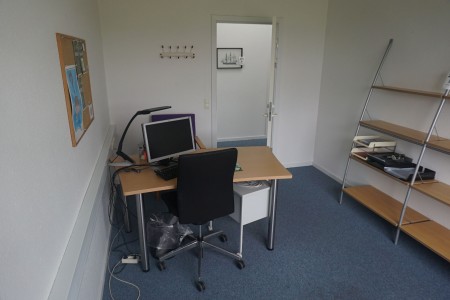 Skrivebord med 2 stk. Stole, skærm, lampe, reol, m.v.