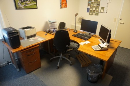Komplet kontormøblement, inkl. 2 stk. Borde, 2 stk. kabinetter, 2 stk. stole
