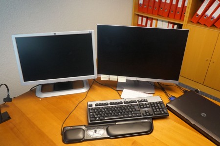 2 stk. Skærme, HP, Tastatur, Logitech og Mikrofon, Thronmax