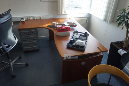 Skrivebord med kabinet og 2 stk. Skabe