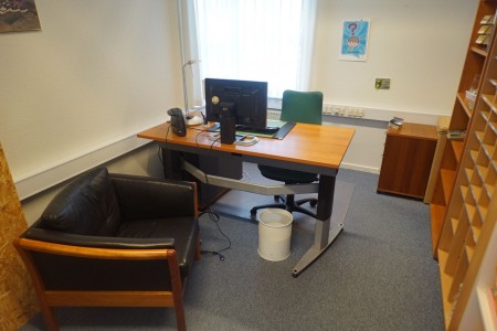 Hæve/sænkebord med kontorstol og lænestol, inkl. 2 stk. Kabinetter og reol