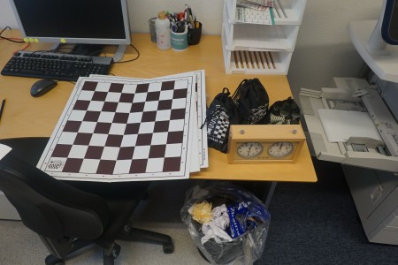 3 pieces. Chess set incl. Hours