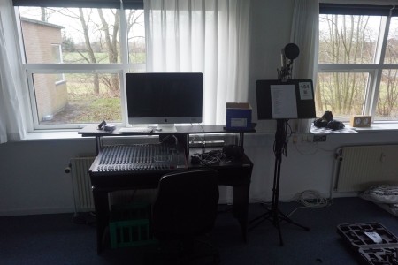 Sound system, Apple Imac, Mixer desk, ZED R16, Microphone + stand, etc.