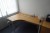 Skrivebord med kontorstol + 3 stk. Stole
