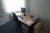 Skrivebord med kontorstol, skærm og kabinet