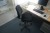 Skrivebord med kontorstol, skærm og kabinet