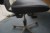 Schreibtisch mit Bürostuhl, Bildschirm und Schrank