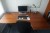 1 stk. Hæve/sænkebord, skrivebord, skærm tastatur, kabinet stol, m.v.