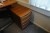 Hæve/sænkebord med kontorstol og lænestol, inkl. 2 stk. Kabinetter og reol