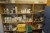 Bücherregal mit Inhalt + Reinigungswagen