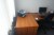 Hæve/sænkebord med stol, skærm, kabinet og skab