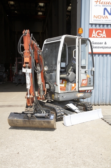 Mini Excavator, Libra Compact 218, year 2000. Hours: 2850. Weight: 1750 kg. Accessories: pit tooth + Suspension: snap type MR1 + shovel 19 cm