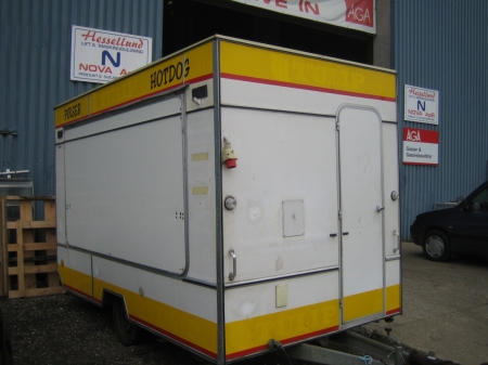 Hotdog stand, yellow stripes. Refrigerator. (no utensils). Registered on license plates. Buyer must re-register before the goods are delivered, otherwise license plates are not supplied.