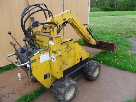 Mini Loader, Nissan Kisah, Breaker, model BM-1. Engine: C-60. Bucket: 100 cm. Lifting height approx. 140 cm