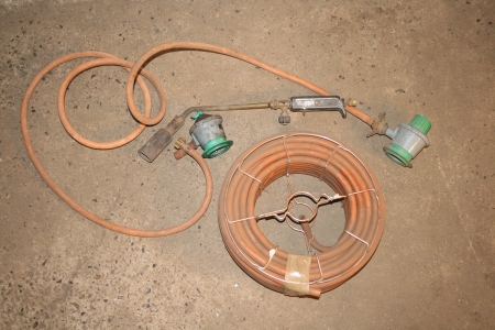 Gas hose on wheel with torch and 2 quick fittings for gas bottle