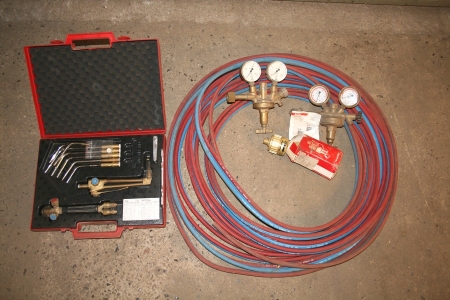 App. 22 m. gas hose, unused, for gas and acetylene pressure gauge, new and unused return valve, AGA and AGA 11 torch, additional welding torches, unused