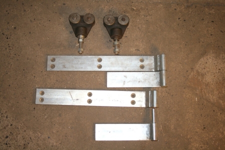 2 heavy duty hinges with grease nipple and 2 Baltic gate wheel rolls, Ø 55 mm