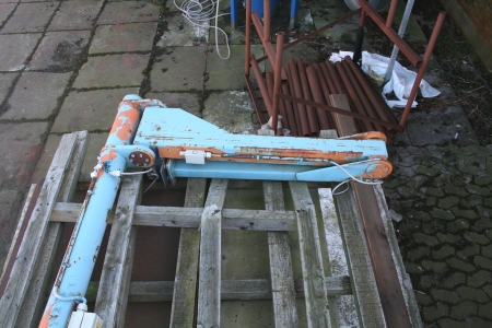 Jib crane with articulated boom. Span from floor to lower edge of boom: 2600 mm. Outlay: 2250 mm